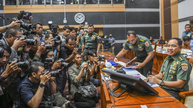 Chief of Army Staff (KASAD) General TNI Agus Subiyanto (right) takes part in the fit and proper test for the candidate for TNI Commander in the DPR Commission I room, Parliament Complex, Senayan, Monday (13/11/2023).  (ANTARA PHOTOS/Galih Pradipta)