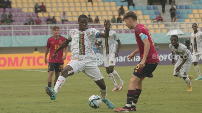 Gelandang Timnas Mali U-17, Ibrahim Diarra mengadang pemain Spanyol, Pau Prim dalam matchday kedua Grup B Piala Dunia U-17 2023 di Stadion Manahan, Solo, Senin (13/11/2023). [Suara.com/Ronald Seger Prabowo]