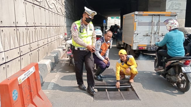 Tutup Gorong-gorong Underpass Mampang Prapatan Rusak Picu Kemacetan, Polisi: Tidak Ada Indikasi Dicuri