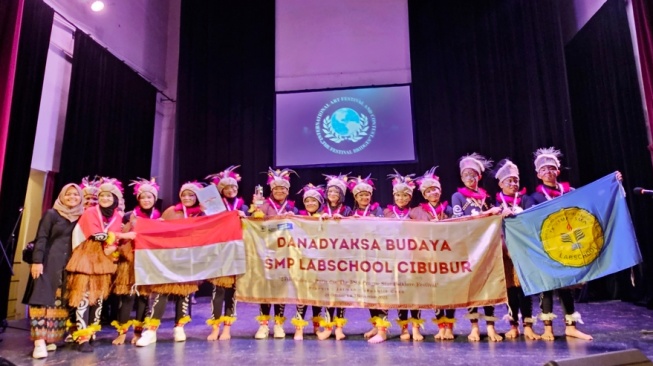 Lewat Tarian Torang Papua, Tim Danadyaksa Budaya Sabet Dua Gelar di Paris dan Prague