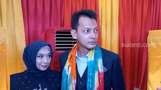 Fedi Nuril dan istrinya, Calysta Vanny Widyasasti saat ditemui di kawasan Kuningan, Jakarta Selatan, Minggu (12/11/2023) malam. [Suara.com/Tiara Rosana]