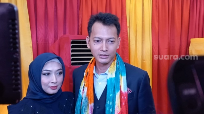 Fedi Nuril dan istrinya, Calysta Vanny Widyasasti saat ditemui di kawasan Kuningan, Jakarta Selatan, Minggu (12/11/2023) malam. [Suara.com/Tiara Rosana]