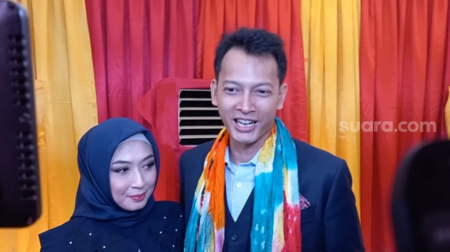 Fedi Nuril dan istrinya, Calysta Vanny Widyasasti saat ditemui di kawasan Kuningan, Jakarta Selatan, Minggu (12/11/2023) malam. [Suara.com/Tiara Rosana]