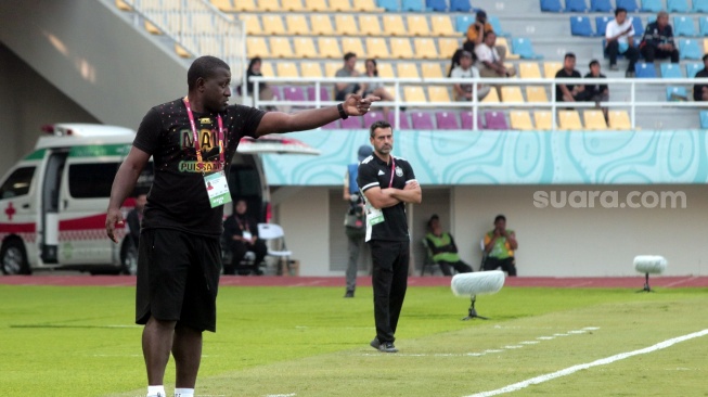 Mali U-17 National Team coach, Soumaila Coulibaly while leading his troops against Spain at the Manahan Stadium, Solo, Tuesday (13/11/2023).  (Suara.com/Ronald Seger Prabowo)