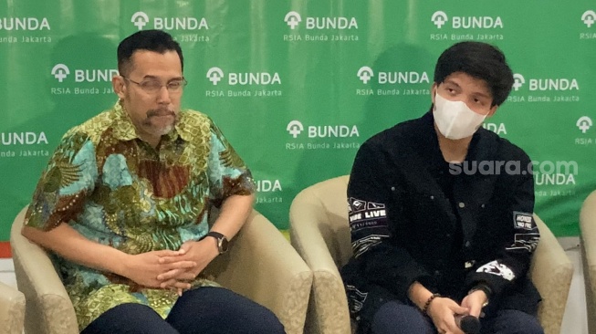 Atta Halilintar (kanan) saat berikan keterangan kepada media di RSIA Bunda, Menteng, Jakarta, Senin (13/11/2023) [Suara.com/Adiyoga Priyambodo]