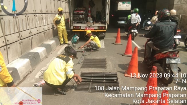 Bikin Macet, Pemprov DKI Perbaiki Penutup Gorong-gorong Underpass Mampang yang Berlubang