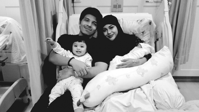 Atta Halilintar lalu Aurel Hermansyah bersama dua anaknya. [Instagram]