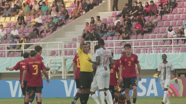 Striker Timnas Mali U-17, Mamadou Doumbia mendapat kartu merah melawan Spanyol dalam matchday kedua Grup B Piala Dunia U-17 2023 di Stadion Manahan, Solo, Senin (13/11/2023). [Suara.com/Ronald Seger Prabowo]