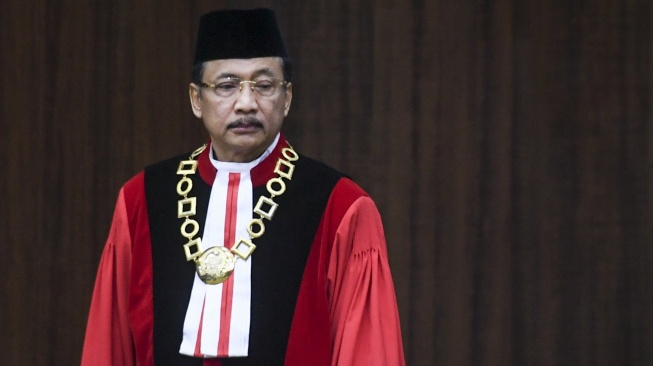 Ketua Mahkamah Konstitusi (MK) Suhartoyo berjalan usai membacakan sumpah jabatan di tempat Gedung MK, Jakarta, Senin (13/11/2023)[ANTARA FOTO/Hafidz Mubarak A]