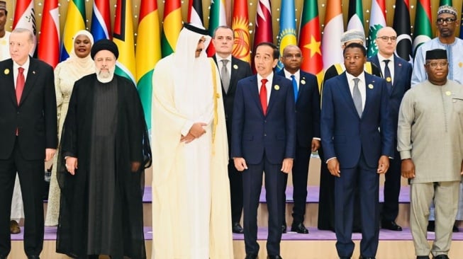 Presiden Joko Widodo atau Jokowi berfoto bersama dengan para pemimpin negara Islam yang menghadiri Konferensi Tingkat Tinggi (KTT) Luar Biasa Organisasi Kerja Sama Islam (OKI) yang digelar di King Abdulaziz International Convention Center (KAICC), Riyadh, Arab Saudi, Sabtu (11/11/2023). (Laily Rachev - Biro Pers Sekretariat Presiden)