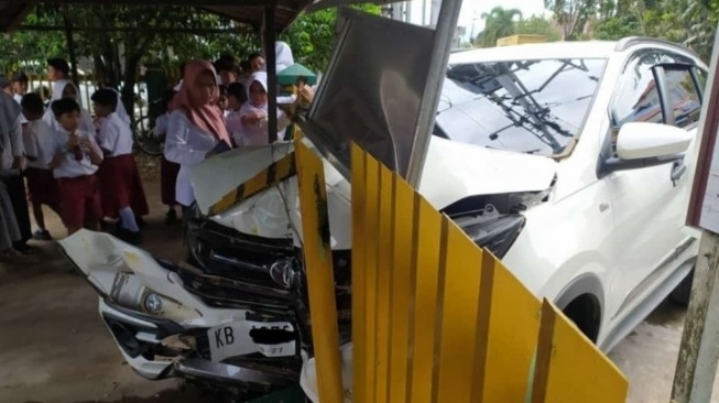 3 Sepeda Motor Rusak Usai Sebuah Mobil Tabrak Pagar SDN 14 Delta Pawan Ketapang Kalbar