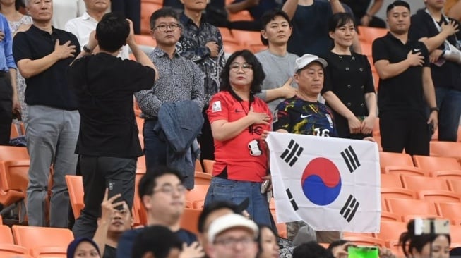 Suporter Timnas Korea Selatan memberikan dukungan pada pertandingan laga penyisihan Grup E Piala Dunia U-17 melawan Timnas Amerika Serikat di Jakarta International Stadium, Jakarta, Minggu (12/11/2023). ANTARA FOTO/Akbar Nugroho Gumay/aww.