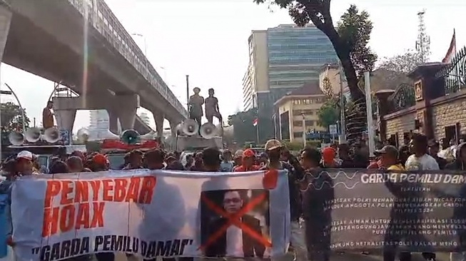 Sekelompok massa mengatasnamakan Aliansi Masyarakat Sipil untuk Demokrasi menggelar aksi demonstrasi di depan Mabes Polri, Kebayoran Baru, Jakarta Selatan, pada Senin (13/11/2023). (ist)