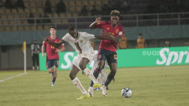 Striker Timnas Spanyol U-17, Igor Oyono berusaha melewati pemain Mali dalam matchday kedua Grup B Piala Dunia U-17 2023 di Stadion Manahan, Solo, Senin (13/11/2023). [Suara.com/Ronald Seger Prabowo]