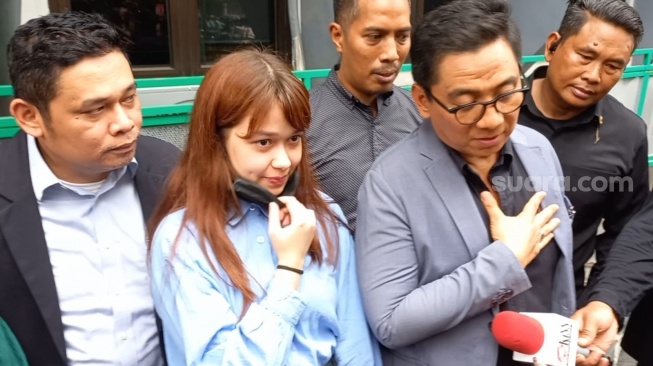 Rebecca Klopper didampingi tim pengacara usai jadi saksi sidang kasus penyebaran video syurnya di Pengadilan Negeri Jakarta Selatan, Senin (13/11/2023) [Suara.com/Tiara Rosana]