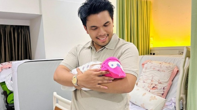 Thariq Halilintar menggendong anak kedua Atta Halilintar (Instagram)