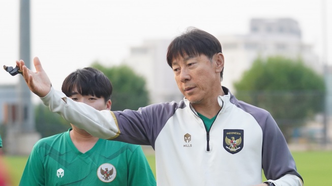 Pelatih Timnas Indonesia Shin Tae-yong saat memimpin latihan timnya di Irak jelang laga Kualifikasi Piala Dunia 2026 zona Asia. (dok. PSSI)