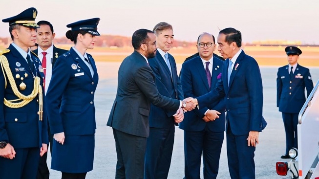 Presiden Joko Widodo atau Jokowi tiba di Pangkalan Militer Andrews, Washington DC, Amerika Serikat, Minggu (12/11/2023) pukul 16.20 waktu setempat atau Senin (13/11/2023) pukul 04.20 WIB.  (Laily Rachev - Biro Pers Sekretariat Presiden)