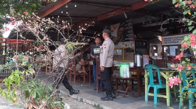 Tersangka mafia bola yang diketahu sudah bebas berinisial BS terlihat menyaksikan laga antara Persip Pekalongan melawan Sragen United di Stadion Jenderal Hoegeng, Pekalongan, Minggu (12/11/2023) sore. [Suara.com/ist]