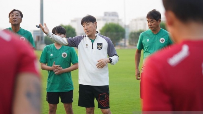 Pelatih timnas Indonesia Shin Tae-yong ketika memimpin latihan perdana timnya di area lapangan latihan kompleks sekitar Stadion Internasional Basra, Irak, Minggu (12/11/2023). (ANTARA/Ho/PSSI)