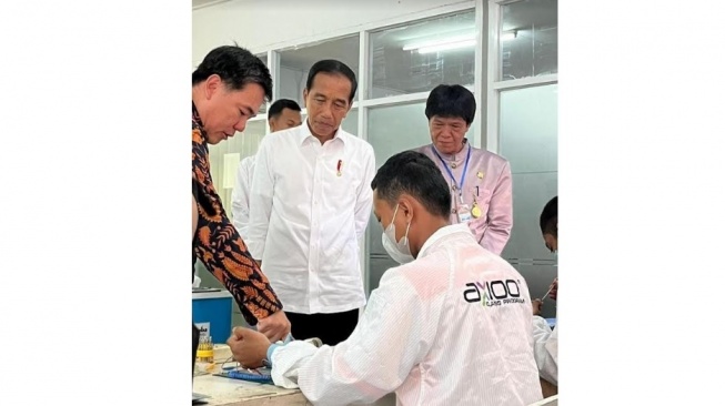 Presiden Jokowi Apresiasi Program Perakitan Notebook oleh Siswa SMK