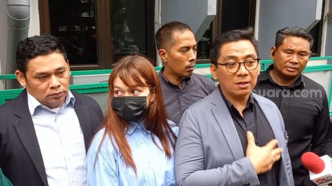 Rebecca Klopper didampingi tim pengacara usai jadi saksi sidang kasus penyebaran video syurnya di Pengadilan Negeri Jakarta Selatan, Senin (13/11/2023) [Suara.com/Tiara Rosana]