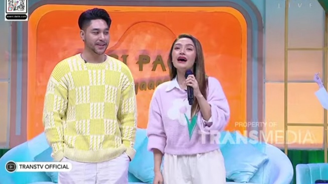 Krisjiana Baharudin dan Siti Badriah di acara TV (YouTube/TRANS TV Official)