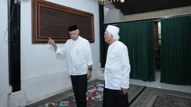 Sowan ke Rumah Gus Mus, Capres Ganjar Pranowo Tanggapi Puisi Politik Dinasti