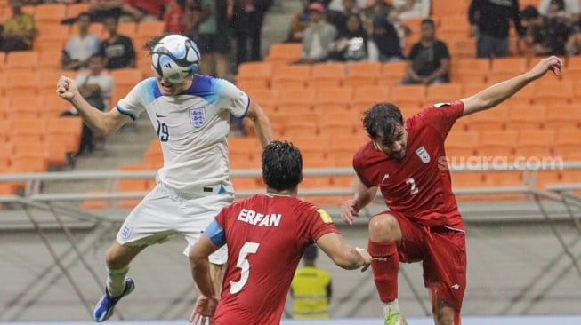 Pesepak bola Timnas Inggris U-17 Warhurst Matty menyudul bola kearah gawang Timnas Iran U-17 pada pertandingan Grup C Piala Dunia U-17 2023 di Jakarta International Stadium (JIS), Jakarta, Selasa (14/11/2023). [Suara.com/Alfian Winanto]