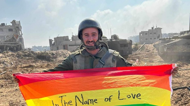 Tentara Israel Tersenyum Lebar Kibarkan Bendera LGBTQ+ di Gaza, Ramai Dikecam Publik