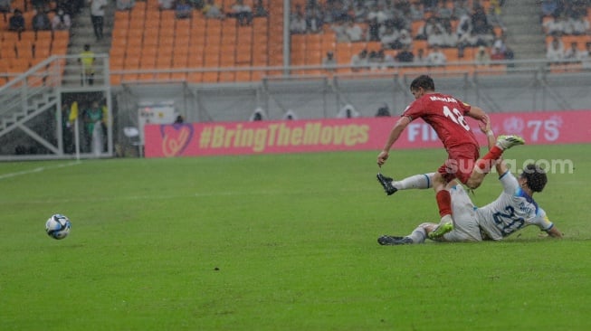 Pesepak bola Timnas Inggris U-17 Nwaneri Ethan melakukan tekel kepada Pemain Timnas Iran U-17 Sadeghi Mahan pada pertandingan Grup C Piala Dunia U-17 2023 di Jakarta International Stadium (JIS), Jakarta, Selasa (14/11/2023). [Suara.com/Alfian Winanto]