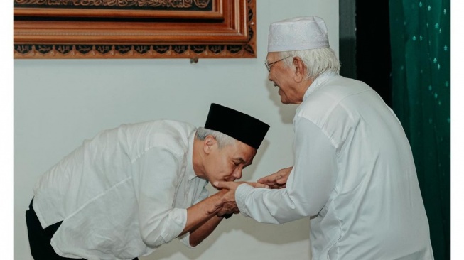 Calon presiden (capres) Ganjar Pranowo bersilaturahmi ke kediaman KH. Mustofa Bisri alias Gus Mus dalam Kompleks Ponpes Raudlatut Thalibin, Rembang, Jawa Tengah, pada Senin (13/11/2023). (IG @/ganjar_pranowo)