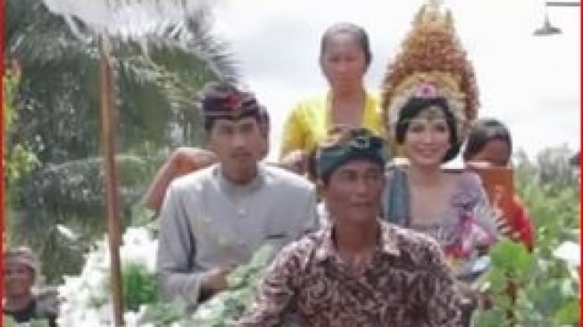 Bukannya Naik Mobil Mewah, Kirab Pengantin di Bali Ini Malah Naik Traktor