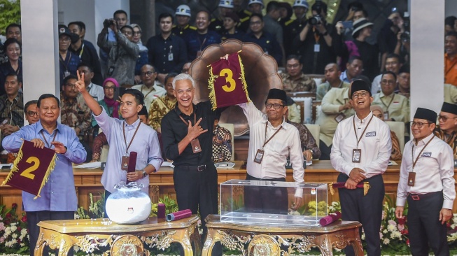 Tiga Capres dan Cawapres saat menunjukkan nomor hasil undian pada Rapat Pleno Terbuka Pengundian dan Penetapan Nomor Urut Pasangan Capres dan Cawapres Pemilu Tahun 2024 di Gedung KPU, Jakarta, Selasa (14/11/2023). [ANTARA FOTO/Galih Pradipta]