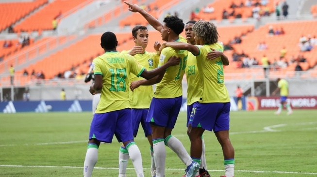 Para pemain Timnas Brasil U-17 merayakan gol ke gawang Timnas Kaledonia Baru U-17 pada laga Piala Dunia U-17 2023 Grup C di Jakarta International Stadium (JIS), Selasa (14/11). [Doc. LOC WCU17/BRY]