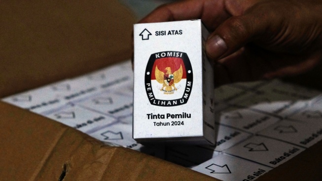 Anggota KPU Kabupaten Badung menunjukkan tinta Pemilu yang baru didistribusikan di Gudang Logistik Pemilu 2024 KPU Kabupaten Badung, Bali, Senin, (13/11/2023). Berdasarkan data dari KPU Kabupaten Badung mencatat logistik Pemilu 2024 yang sudah diterima yakni segel plastik berjumlah 5.940 unit, bilik suara 38.610 unit dan tinta 2.970 botol. ANTARA FOTO/Nyoman Hendra Wibowo/aww.