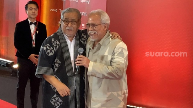 Iwan Fals dan Slamet Rahardjo di acara Malam Anugerah Festival Film Indonesia (FFI) 2023 di Ciputra Artpreneur, Kuningan, Jakarta, Selasa (14/11/2023) [Suara.com/Adiyoga Priyambodo]