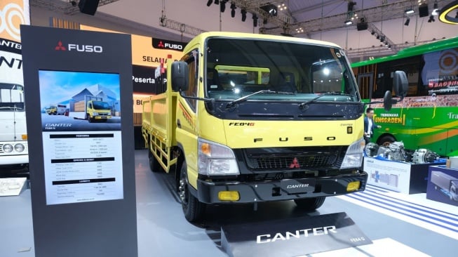 Mitsubishi Fuso Serahkan Unit Pertama Fuso Canter Edisi Sepsial 60 Tahun