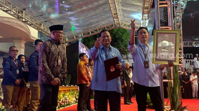 Nomor Urut Pilpres 2024 Baru Diundi, Prabowo-Gibran Langsung Pakai Pin Angka 2