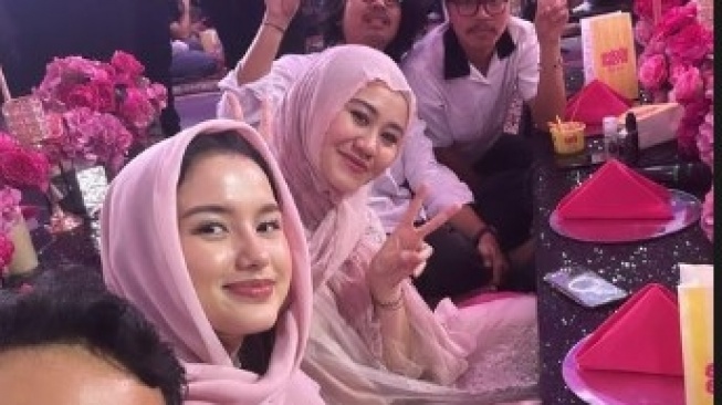 Sarah Menzel kenakan kerudung (Instagram/@azriel_hermansyah)