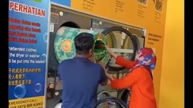 Bikin Geleng-geleng Kepala, Momen Pasutri Masukin Kasur ke Mesin Laundry