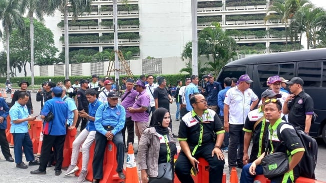 Polemik Hotel Sultan Makin Panas, Ratusan Buruh Geruduk Kantor PPKGBK