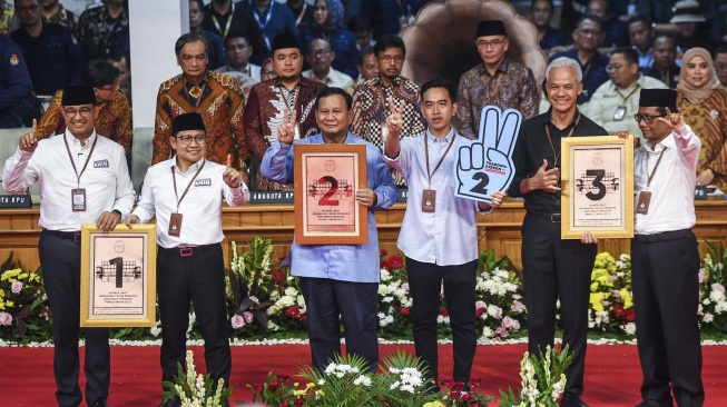 The Anies-Muhaimin pair is serial number 1, Prabowo-Gibran is serial number 2, and Ganjar-Mahfud is serial number 3 when determining the serial numbers of the 2024 presidential and vice presidential candidates at the KPU Building, Newsdelivers.com, Tuesday (14/11/2023).  (ANTARA PHOTOS/Galih Pradipta)