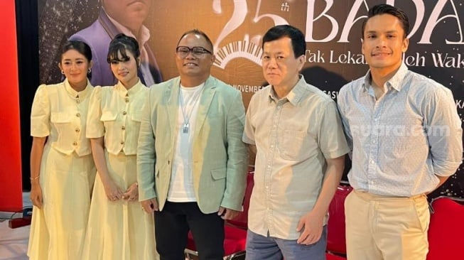 Konferensi pers acara Konser Badai Tak Lekang oleh Waktu di kantor Nagaswara di kawasan Menteng, Jakarta Pusat, Selasa (14/11/2023). Hadir di acara tersebut Rahayu Kertawiguna selaku pemilik Nagaswara, Duo Anggrek, dan Randy Pangalila. [Tiara Rosana/Suara.com]