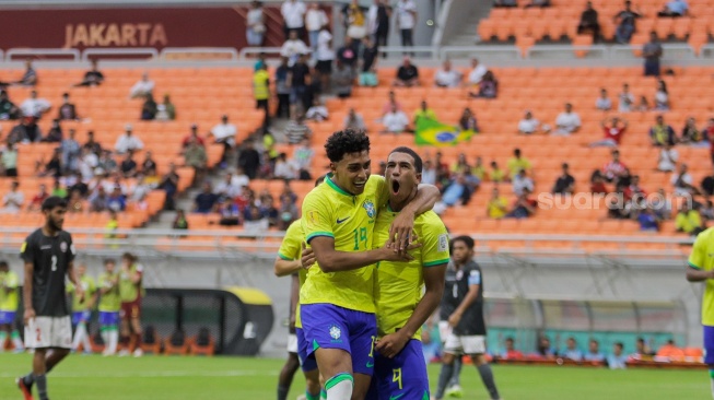 Pesepak bola Timnas Brasil U-17 Kaua Elias berselebrasi dengan rekan setimnya Luighi usai berhasil mencetak gol ke gawang Timnas Kaledonia Baru U-17 pada pertandingan Grup C Piala Dunia U-17 2023 di Jakarta International Stadium (JIS), Jakarta, Selasa (14/11/2023). [Suara.com/Alfian Winanto]