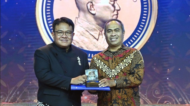 Tertunda 2 Tahun, Akhirnya Watchdoc Terima Penghargaan 'Nobel Asia'