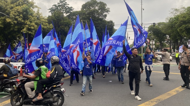 Aksi Jalan Kaki Massa Demokrat dari Taman Menteng ke Kantor KPU Ramaikan Suasana Jelang Penetapan Nomor Urut Capres