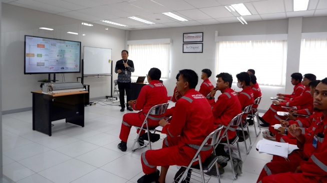 Pelatihan teknisi AC handal masyarakat Karawang oleh PT Sharp Electronics Indonesia. [Sharp Electronics Indonesia]