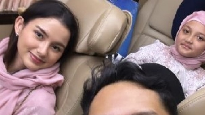 Sarah Menzel kenakan kerudung (Instagram/@azriel_hermansyah)