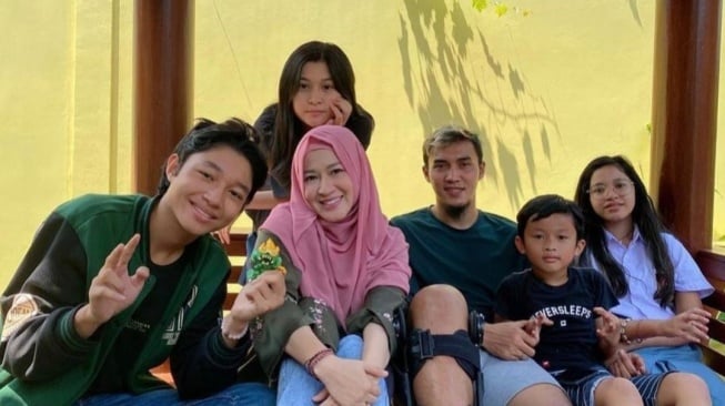 Foto Lama Okie Agustina dan Gunawan Dwi Cahyo Bareng Anak  Digeruduk Netizen: Nikmat Tuhan Mana yang Kamu Dustakan